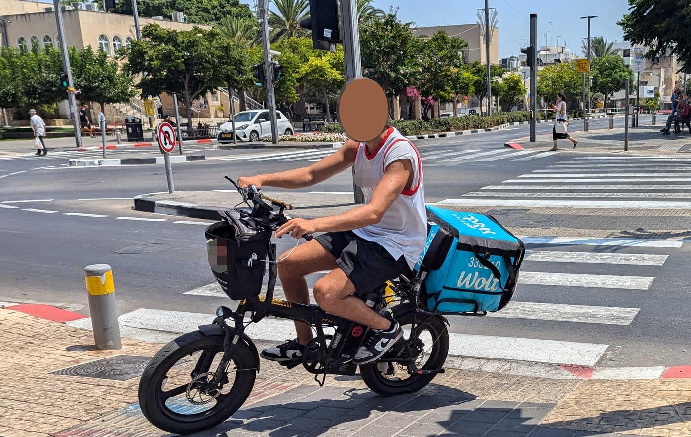 בקרוב אכיפה מוגברת על רוכבי דו-גלגלי. הפקחים והשוטרים בשיטור המשולב יתחילו לאכוף את הרכיבה על מדרכות, נסיעה בשבילי אופניים ללא קסדה, ומהירות מופרזת. צילום "הרצליה היום"