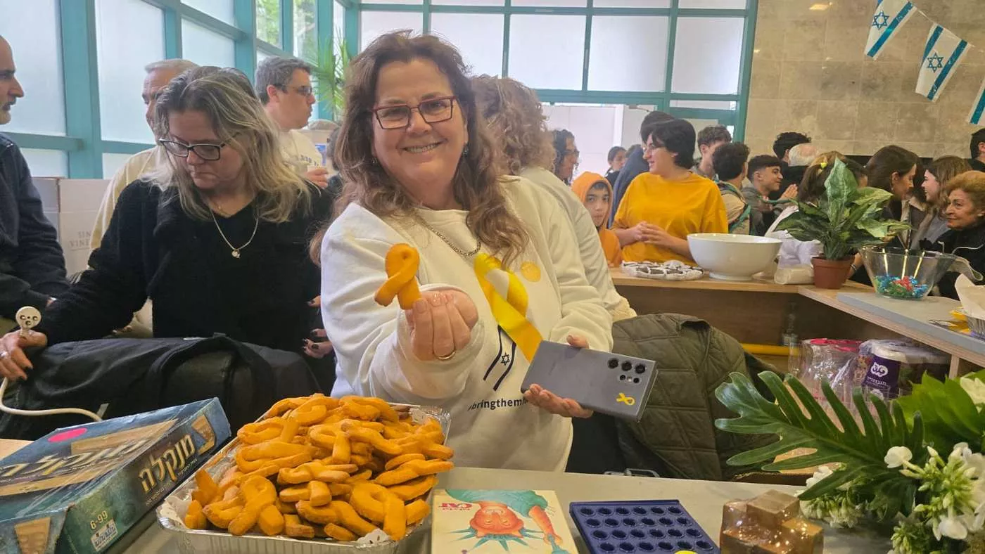 עשרות תושבות ותושבים בהרצליה הגיעו עם מנות מושקעות מעוצבות לרגל שחרור עומר שם טוב. צילום זאב ינאי