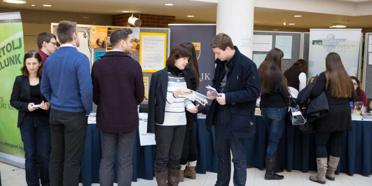 מאות משרות, ייעוץ אישי והכוונה מקצועית - כל מה שצריך לשינוי תעסוקתי ביום אחד. צילום Deposit Photos