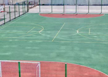 "שמענו הקשבנו ולכן החלטנו לפתוח את מגרשי הספורט גם בסופ״ש". סגן ראש העיר, מחזיק תיק הספורט, עופר לוי. צילום Deposit Photos