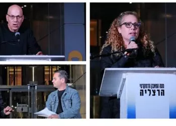 דורשים את כולם בפעימה אחת! מחאת הרצליה במוצ"ש האחרון. צילומים זאב ינאי מטה המאבק הדמוקרטי הרצליה