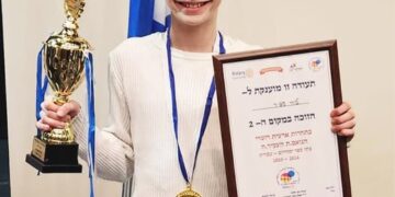 מקום שני: ליה ספיר, תלמידת כיתה ו' מבית הספר 'יוחנני' בהרצליה. צילום מעמוד הפייסבוק של מינהל החינוך בעיריית הרצליה.