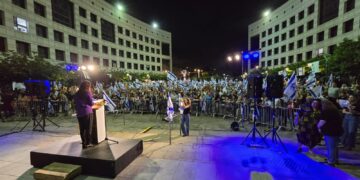 עצרת המחאה במוצ"ש בהרצליה. צילום זאב ינאי מטה המאבק הדמוקרטי