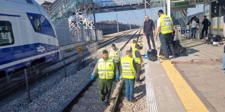 מתנדבי זק״א הוזעקו לפני זמן קצר לתחנת הרכבת בעיר הרצליה. צילום: דוברות זק״א