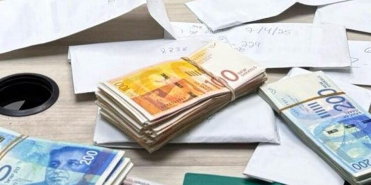 חלק מהכסף שנתפס. צילום דוברות המשטרה