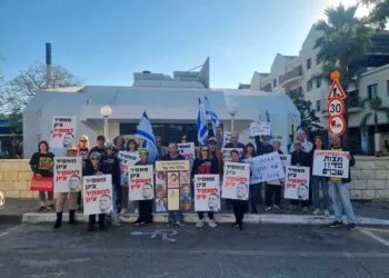 מאבק מתמשך של מעל לשנתיים. צוות ההובלה של המפגינות והמפגינים מול בית הכנסת בו מתפלל אדלשטיין בשבת בוקר. צילום מתוך עמוד הפייסבוק "איפה אדלשטיין"