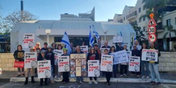 מאבק מתמשך של מעל לשנתיים. צוות ההובלה של המפגינות והמפגינים מול בית הכנסת בו מתפלל אדלשטיין בשבת בוקר. צילום מתוך עמוד הפייסבוק "איפה אדלשטיין"