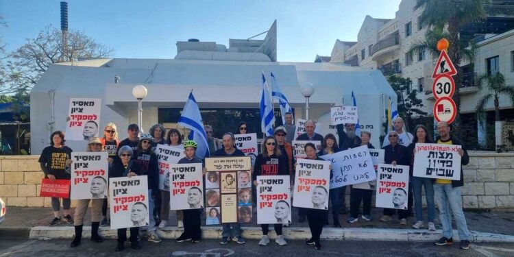 מאבק מתמשך של מעל לשנתיים. צוות ההובלה של המפגינות והמפגינים מול בית הכנסת בו מתפלל אדלשטיין בשבת בוקר. צילום מתוך עמוד הפייסבוק "איפה אדלשטיין"