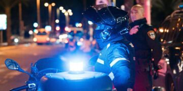 סוף השבוע בהרצליה כלל עימות חריג בכביש ומעצר חשודים בעבירות סמים, במסגרת פעילות משטרתית שגרתית. צילום דוברות המשטרה