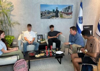 בלשכת ראש העיר: מימין: לירם שמואל, ראש העיר, איתמר שליזנגר, רוי תושייה ויובל גונן. צילום דוברות העירייה