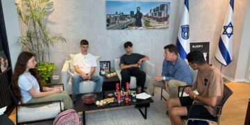 בלשכת ראש העיר: מימין: לירם שמואל, ראש העיר, איתמר שליזנגר, רוי תושייה ויובל גונן. צילום דוברות העירייה