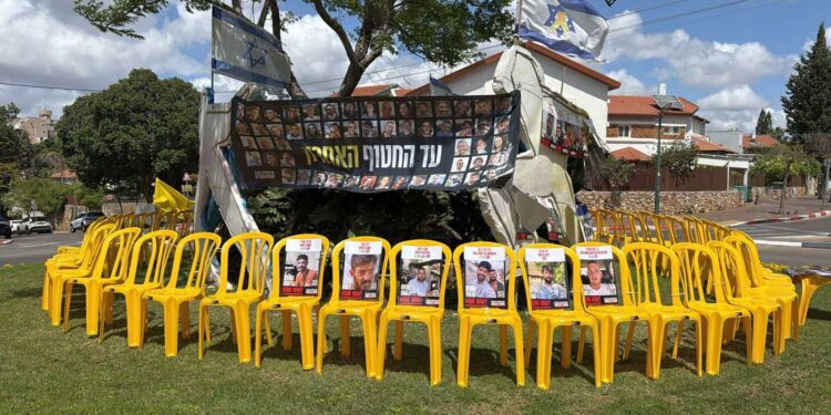 59 כסאות עוטפות את כיכר הרוקדים בהרצליה הצעירה. צילום המרכז לסיוע האזרחי