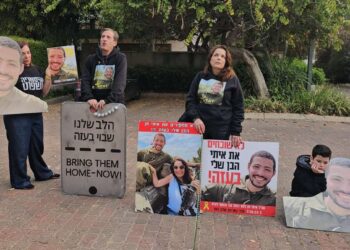 רובי וחגית חן, הוריו של סמ"ר איתי חן, שנפל בקרב. הבוקר מול ביתו של יולי אדלשטיין. צילום  מירב לרנר