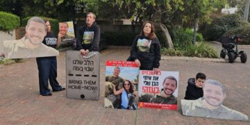 רובי וחגית חן, הוריו של סמ"ר איתי חן, שנפל בקרב. הבוקר מול ביתו של יולי אדלשטיין. צילום  מירב לרנר