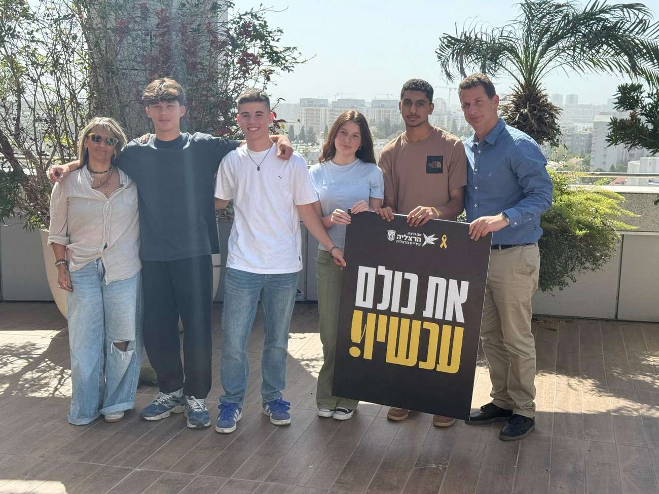 "צריך שהפוליטיקה למעלה תסתדר. לנו בעניין הזה יש קווים אדומים, והקו של החטופים היה ברור שהוא קו אדום." ראש העיר יריב פישר עם תלמידי התיכון והמורה שרון. צילום דוברות העירייה