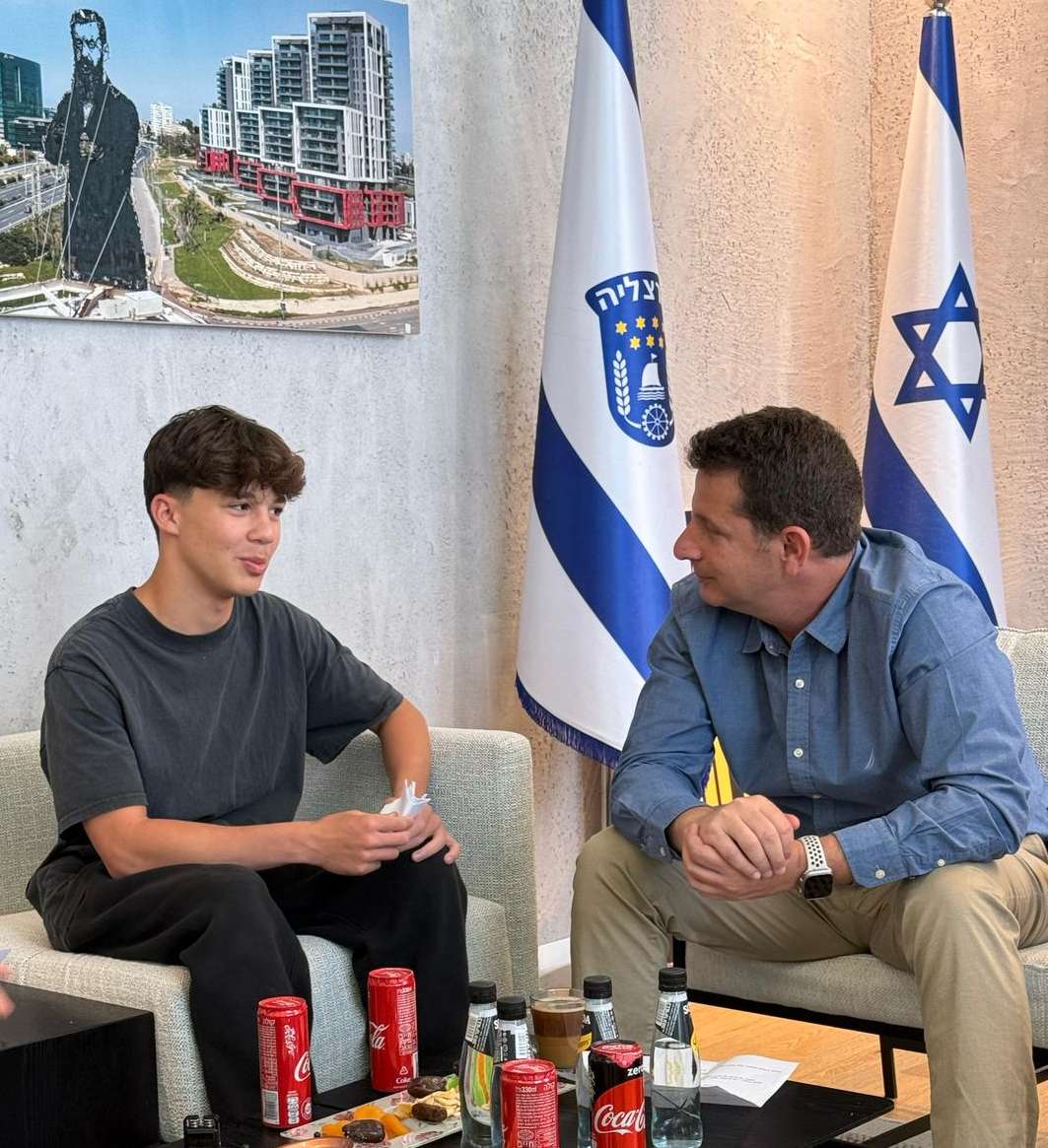 "אנחנו לא נפגע בגולשים בהרצליה, זה אני יכול להבטיח לך." ראש העיר עם איתמר שלזינגר תלמיד מגמת תקשורת. צילום דוברות העירייה
