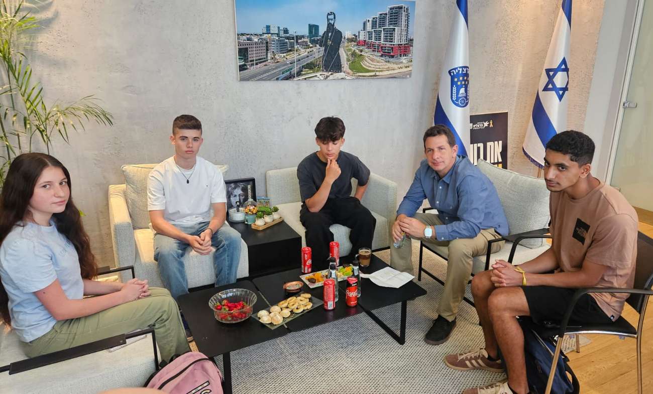 "יש לנו שעה שלמה וחשוב לי להקשיב ולשמוע את כל מה יש לכם לשאול ולומר" מימין: לירם שמואל, ראש העיר, איתמר שליזנגר, רוי תושייה ויובל גונן. צילום דוברות העירייה