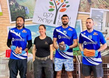 שחקני בני הרצליה במרכז הלוגיסטי של ארגון "לקט ישראל" בגן חיים. צילום באדיבות לקט ישראל