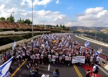 צעדה קודמת למען החטופים. צילום מתוך סרטון באתר מטה משפחות החטופים