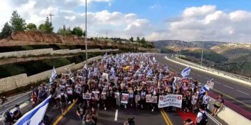 צעדה קודמת למען החטופים. צילום מתוך סרטון באתר מטה משפחות החטופים