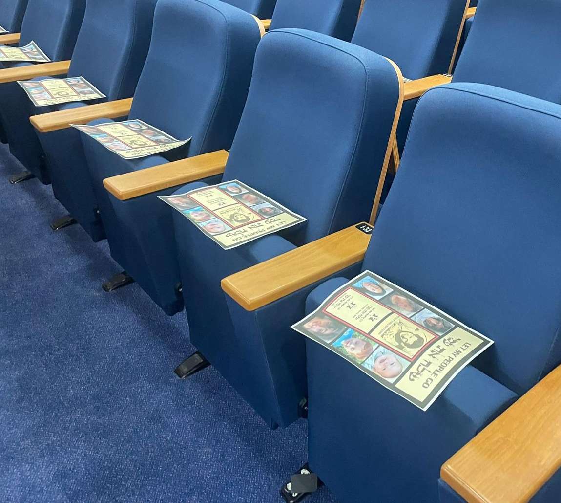 העלונים שהונחו על כיסאות בית הכנסת על ידי הפעילות. צילום הפעילות למען שחרור החטופים