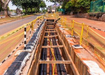 עבודות הנחת כבל תת-קרקעי. תמונה: עיבוד AI