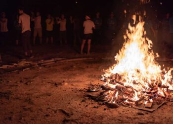 העירייה הכשירה שבעה מגרשים מוסדרים להדלקת מדורות, המיועדים למוסדות החינוך העירוניים בלבד. צילום Deposit Photos