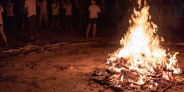 העירייה הכשירה שבעה מגרשים מוסדרים להדלקת מדורות, המיועדים למוסדות החינוך העירוניים בלבד. צילום Deposit Photos