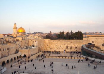 הכותל המערבי בירושלים, השנה גם הרצליה תציין את יום ירושלים. צילום Deposit Photos
