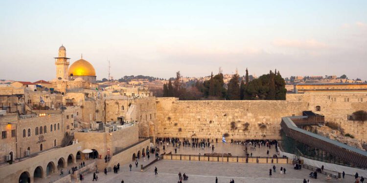 הכותל המערבי בירושלים, השנה גם הרצליה תציין את יום ירושלים. צילום Deposit Photos