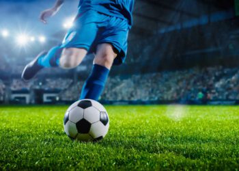 ההקרנה תאפשר לתושבי העיר לחוות את הרגעים המכריעים של הגמר בחברת מאות אוהדי כדורגל נלהבים. תמונה Deposit Photos