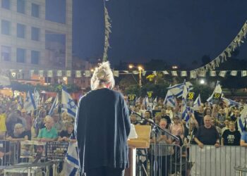 נורית אלשטיין בהפגת מוצ"ש בהרצליה, צילום: רוית אלקיס יגרמן