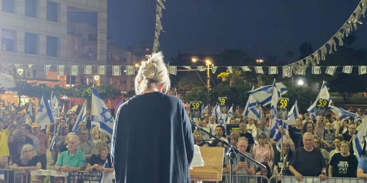 נורית אלשטיין בהפגת מוצ"ש בהרצליה, צילום: רוית אלקיס יגרמן