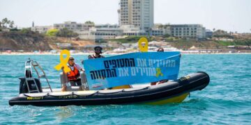 סגירת מעגל מרגשת עם קיום הבטחה שניתנה ביום ה-100 לחטיפתו של עומר. צילום: עידו מאירוביץ