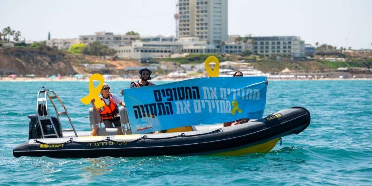 סגירת מעגל מרגשת עם קיום הבטחה שניתנה ביום ה-100 לחטיפתו של עומר. צילום: עידו מאירוביץ