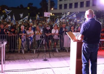 אלוף במיל' עמי אילון, לשעבר ראש השב"כ, הערב בהפגנה בהרצליה. צילום זאב ינאי מטה המאבק הדמוקרטי