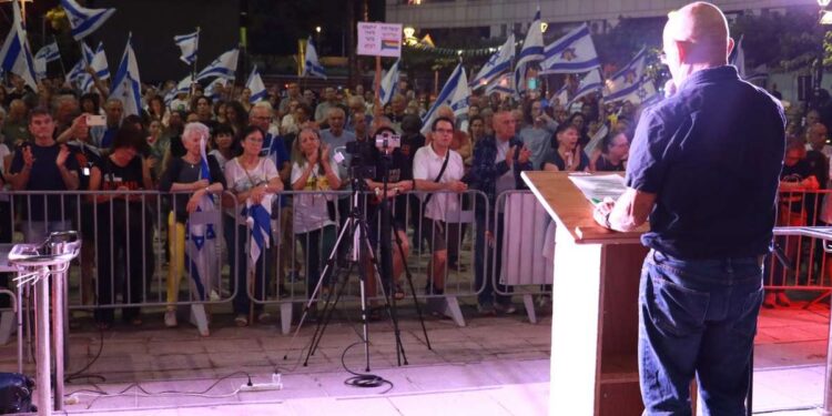 אלוף במיל' עמי אילון, לשעבר ראש השב"כ, הערב בהפגנה בהרצליה. צילום זאב ינאי מטה המאבק הדמוקרטי