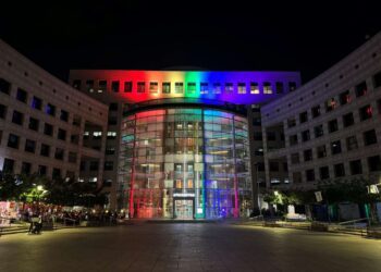 ניין עיריית הרצליה מואר בצבעי הגאווה. צילום: דוברות עיריית הרצליה.