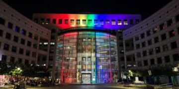 ניין עיריית הרצליה מואר בצבעי הגאווה. צילום: דוברות עיריית הרצליה.