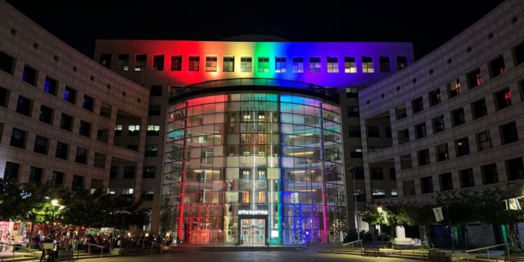 ניין עיריית הרצליה מואר בצבעי הגאווה. צילום: דוברות עיריית הרצליה.