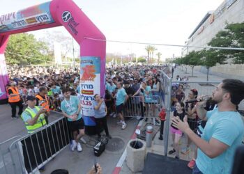 עומר שם טוב ביקש מהמשתתפים לרוץ למען 59 החטופים שעדיין לא חזרו. צילום דוברות העירייה