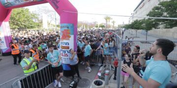 עומר שם טוב ביקש מהמשתתפים לרוץ למען 59 החטופים שעדיין לא חזרו. צילום דוברות העירייה