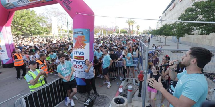 עומר שם טוב ביקש מהמשתתפים לרוץ למען 59 החטופים שעדיין לא חזרו. צילום דוברות העירייה