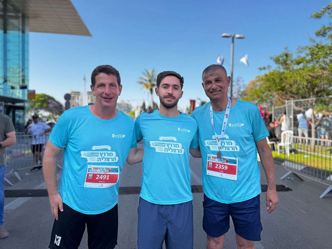 עומר שם טוב (במרכז), עם סגן ראש העיר, מחזיק תיק הספורט, עופר לוי (מימין) וראש העיר, יריב פישר (משמאל). צילום דוברות העירייה