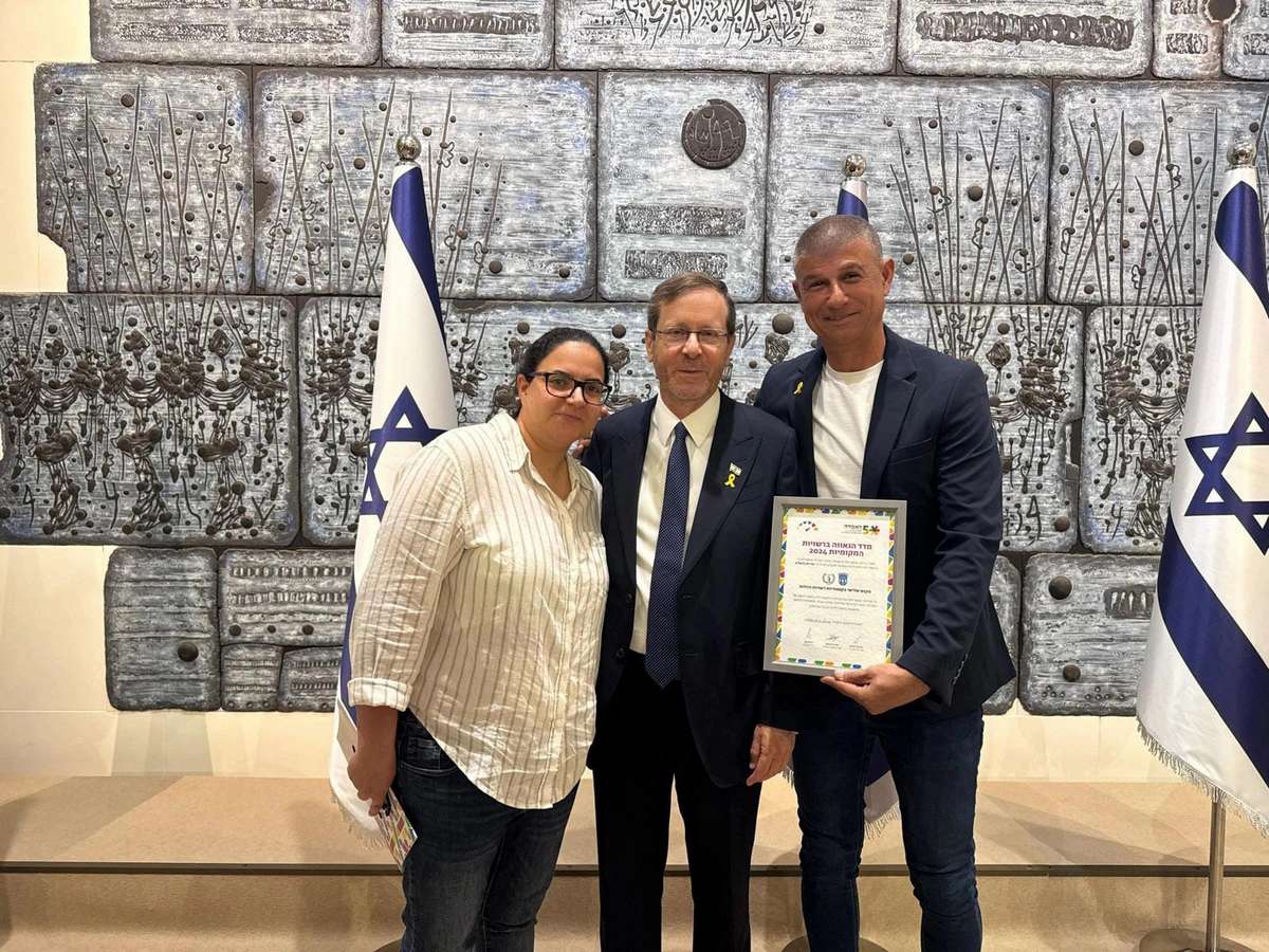 מימין לשמאל: סגן ראש העיר, מחזיק תיק הגאווה, עופר לוי, נשיא המדינה, יצחק הרצוג, רכזת קהילה גאה בשנת 2024, נופר ירקוני. צילום: דוברות עיריית הרצליה.