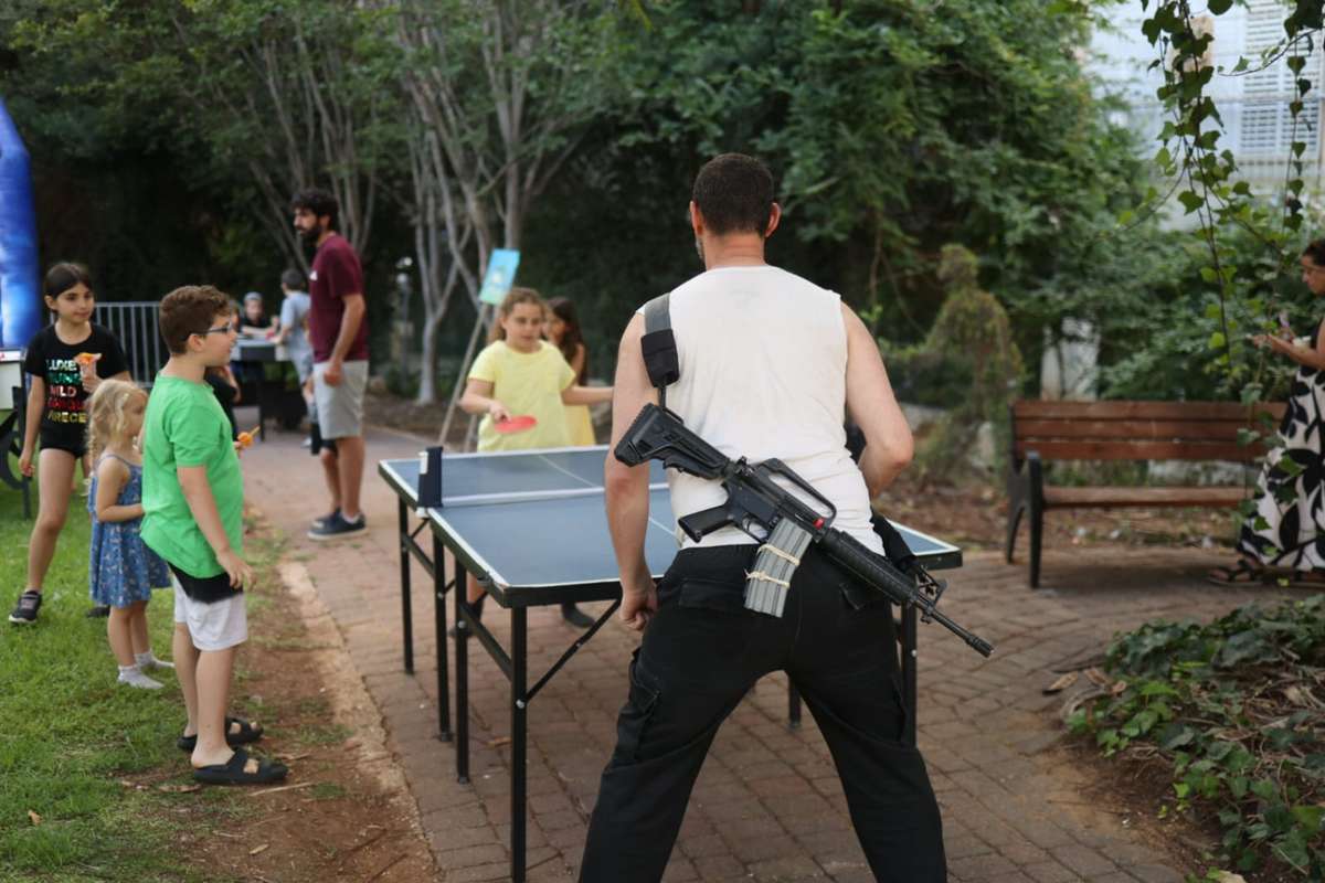 המילואימניקים טוענים מצברים וחוויות עם המשפחה. צילום מהאירוע באדיבות דוברות עיריית הרצליה