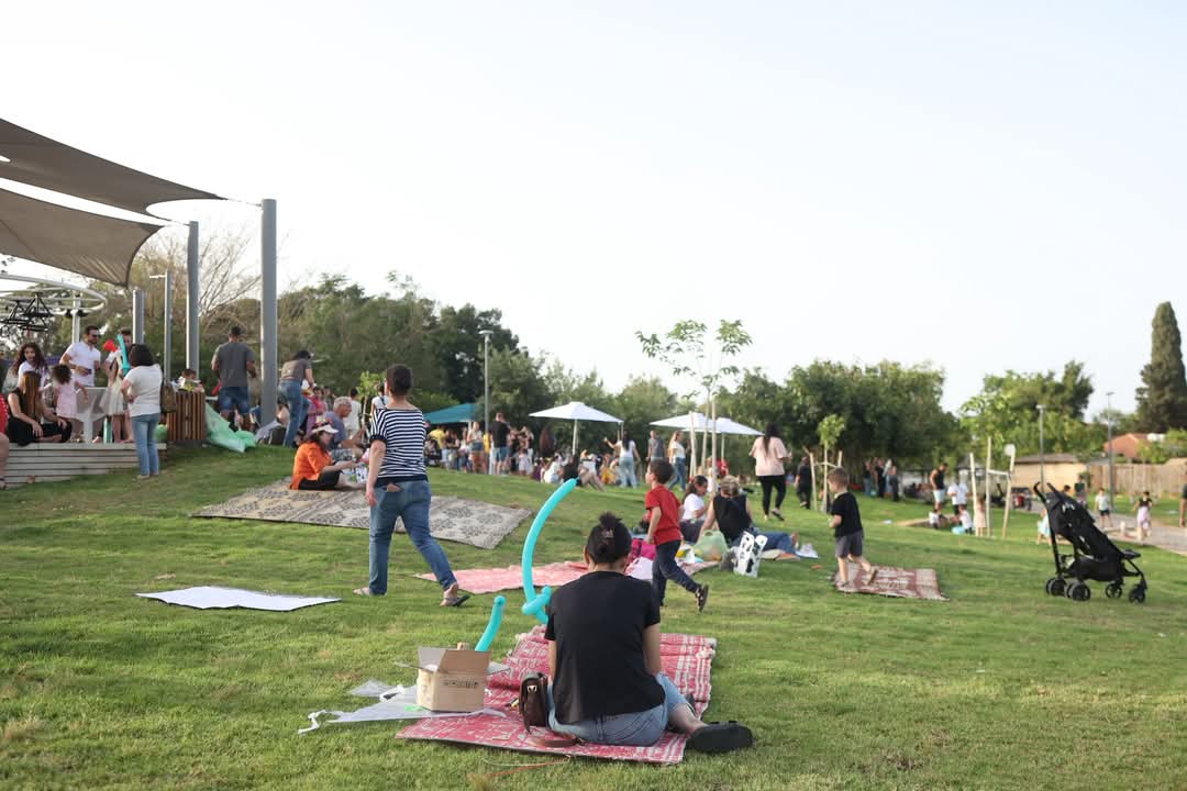 אזורי ישיבה נוחים ושולחנות פיקניק למשפחות הרוצות לבלות בטבע. צילום דוברות העירייה