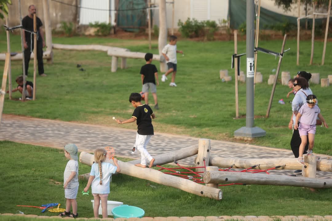 בפארק תוכננה רחבה במיוחד עבור ילדים עם צרכים מיוחדים וכוללת מתקנים מותאמים למוגבלויות פיסיות, מתקני שיווי משקל ומתקני עירוב חושים. צילום דוברות העירייה