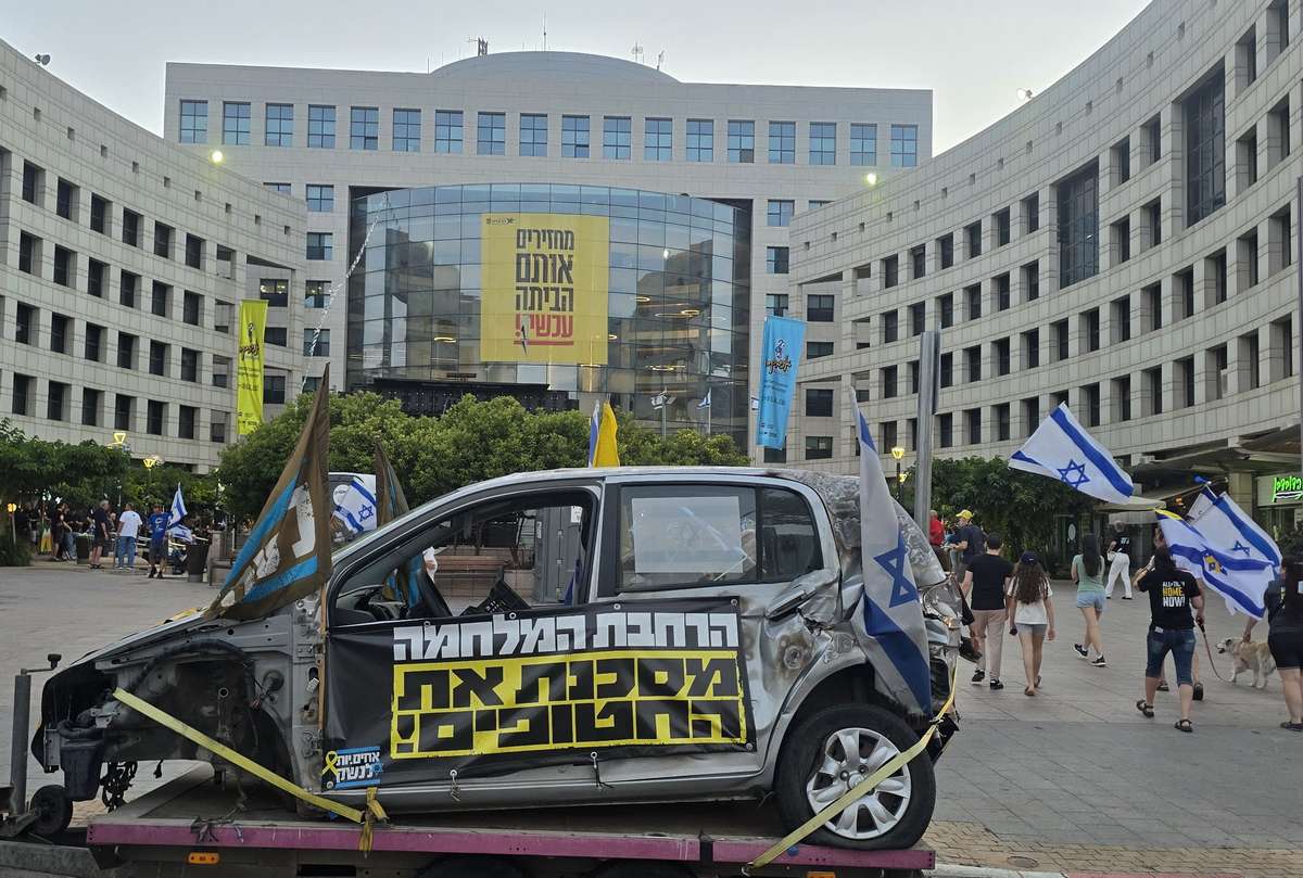 מיצג שלדות המכוניות השרופות מהשבעה באוקטובר של האחים לנשק. צילום זאב ינאי מטה המאבק הדמוקרטי