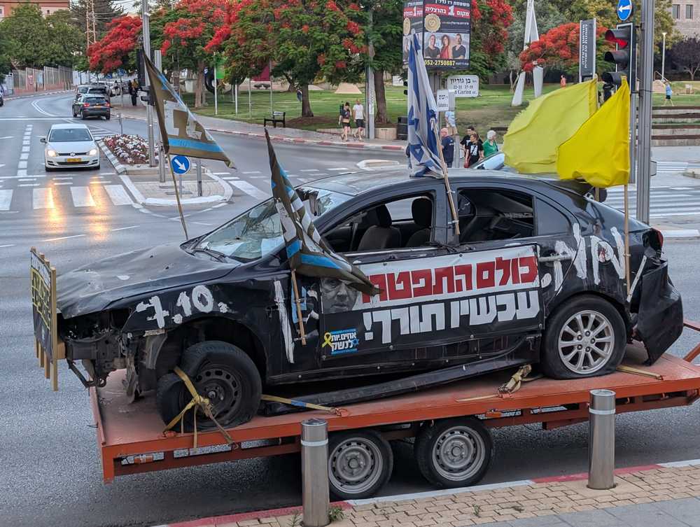 מיצג מטלטל של שלדות מכוניות שרופות מה-7 באוקטובר. צילום מערכת האתר